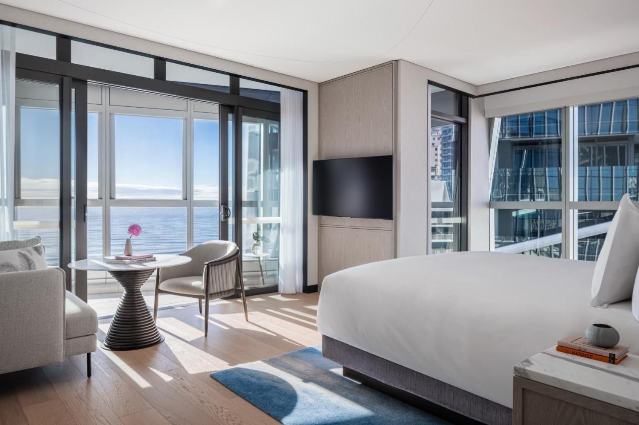 The Langham, Gold Coast And Jewel Residences Bagian luar foto A guest room at the West Hollywood Edition