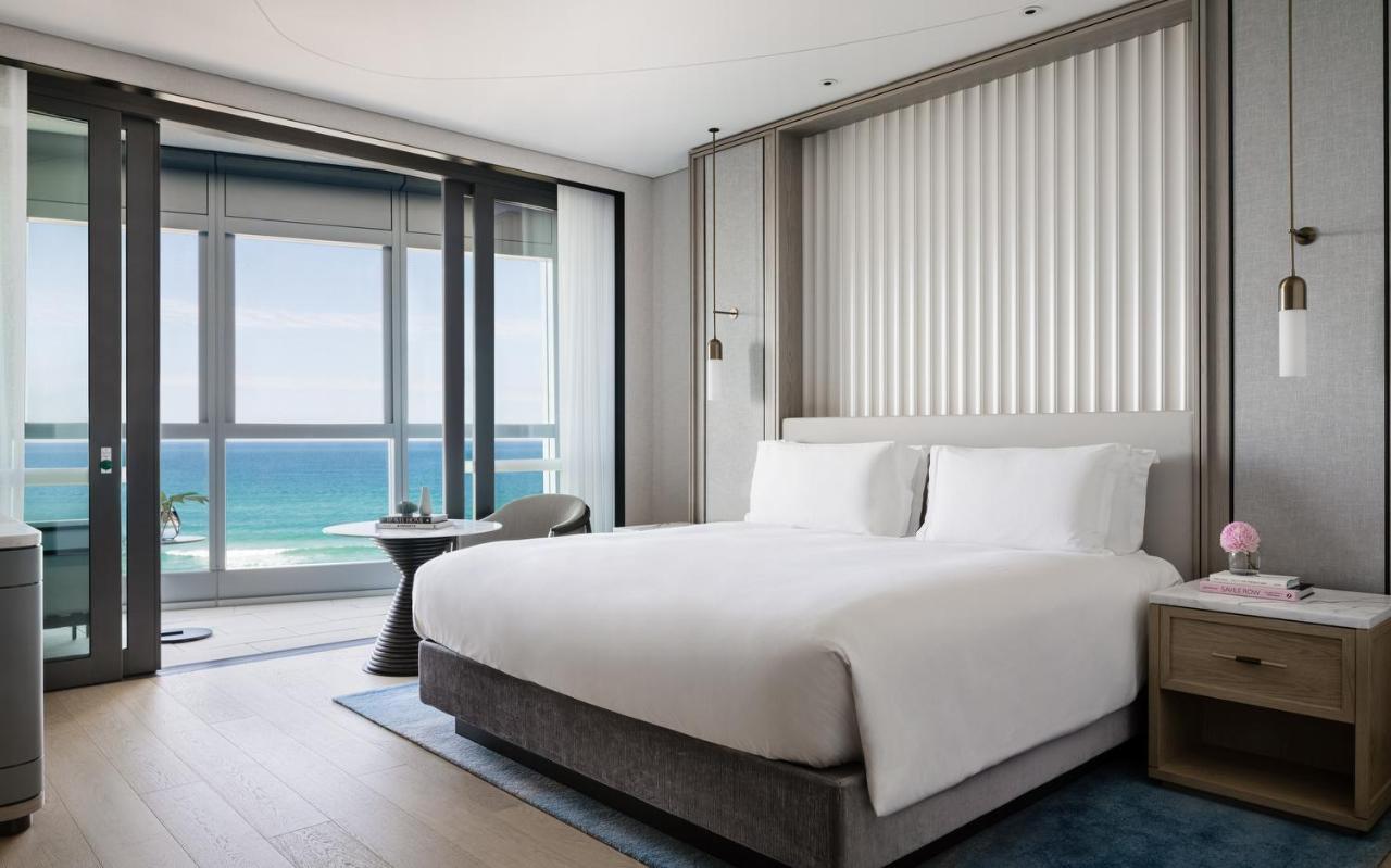The Langham, Gold Coast And Jewel Residences Bagian luar foto A bedroom at the hotel