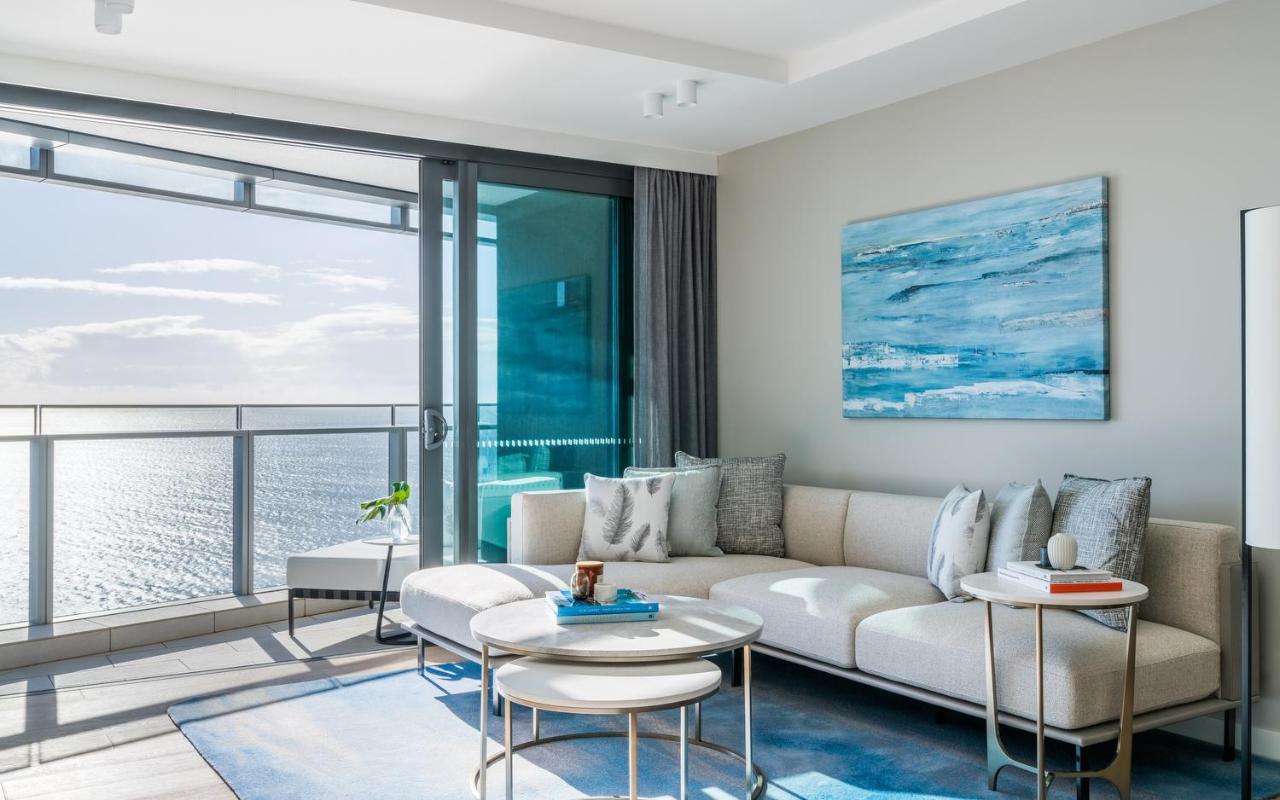 The Langham, Gold Coast And Jewel Residences Bagian luar foto A living room at The Ivy at Riverfront