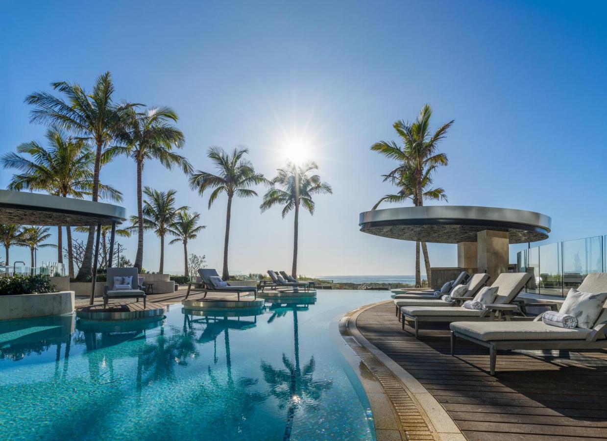 The Langham, Gold Coast And Jewel Residences Bagian luar foto The pool at the W Hotel