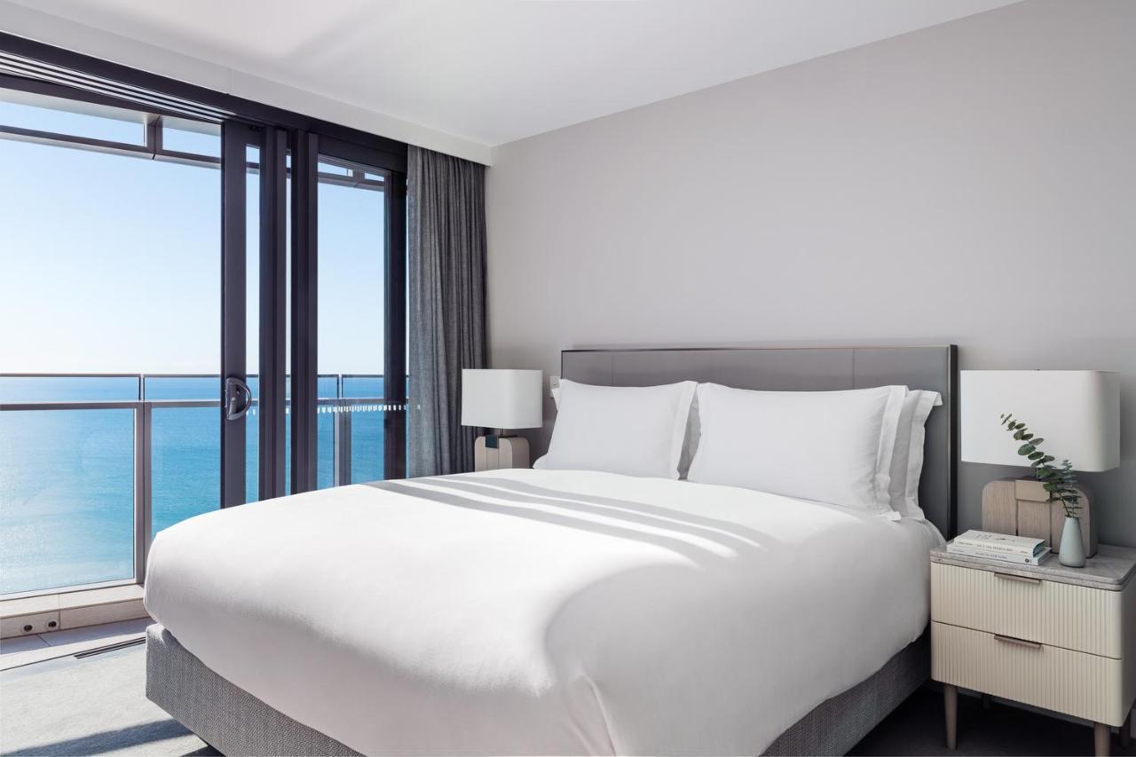 The Langham, Gold Coast And Jewel Residences Bagian luar foto A bedroom at the hotel