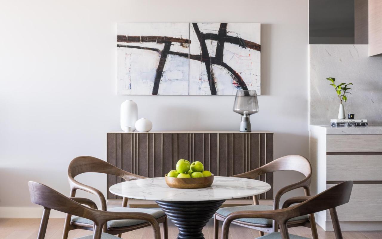 The Langham, Gold Coast And Jewel Residences Bagian luar foto A dining room in a private home