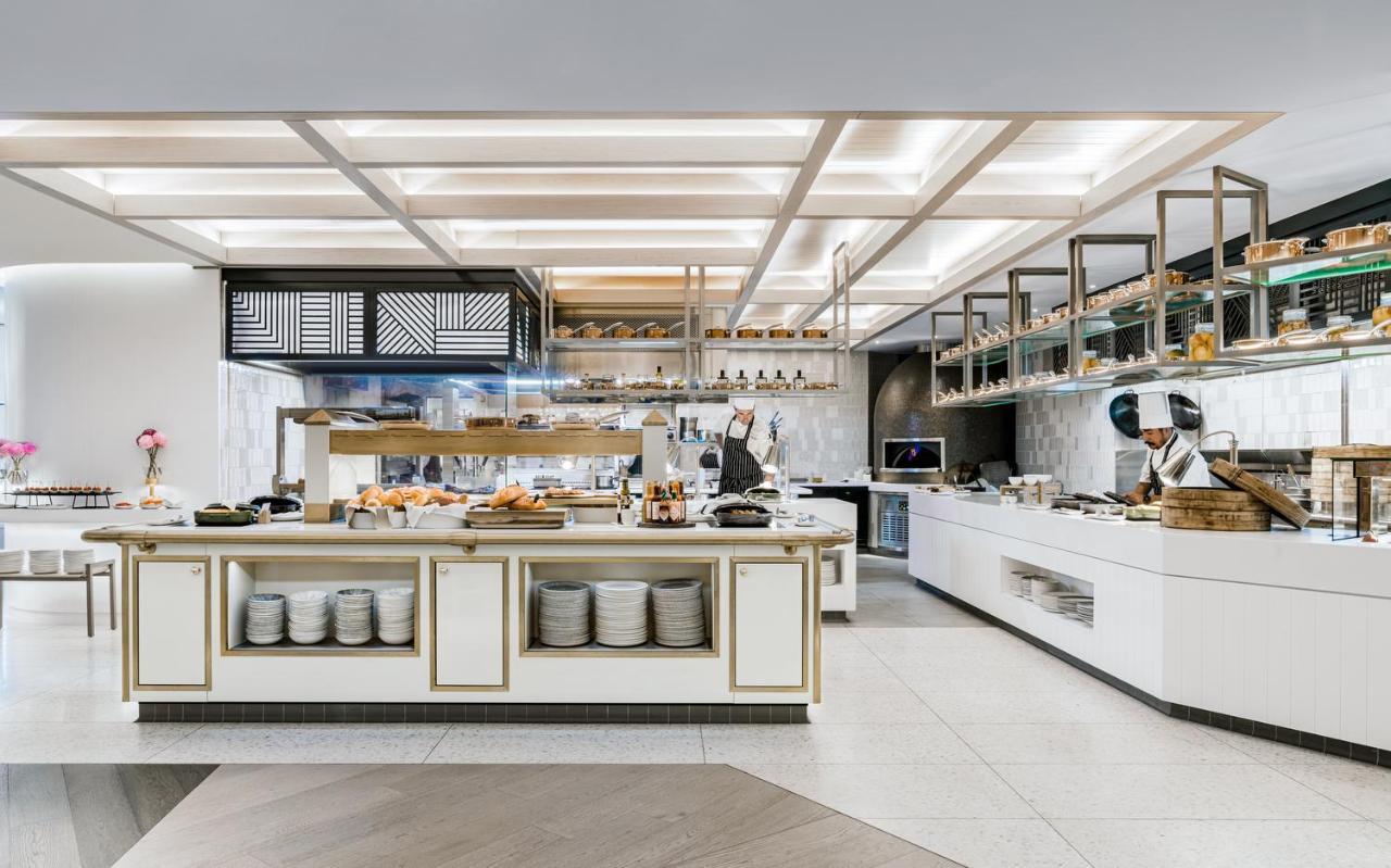 The Langham, Gold Coast And Jewel Residences Bagian luar foto The kitchen at the restaurant