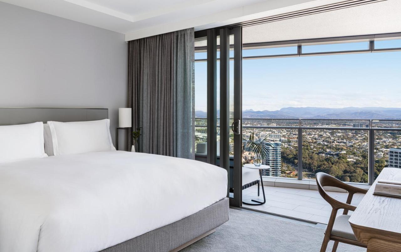 The Langham, Gold Coast And Jewel Residences Bagian luar foto A bedroom at the West Hollywood hotel