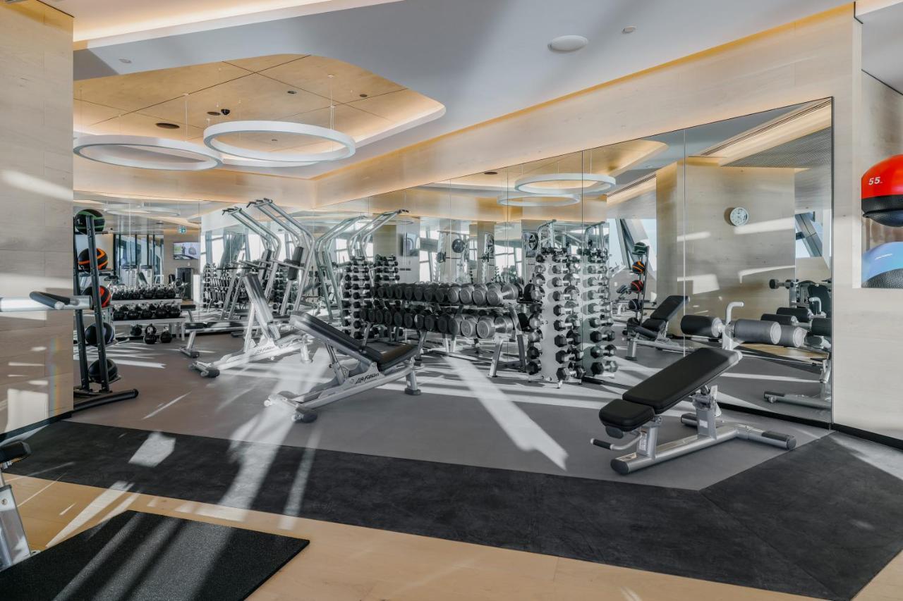 The Langham, Gold Coast And Jewel Residences Bagian luar foto The gym at the Ritz-Carlton, DIFC
