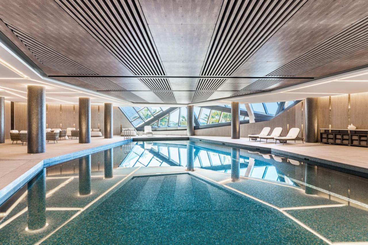 The Langham, Gold Coast And Jewel Residences Bagian luar foto The pool at the 25th floor
