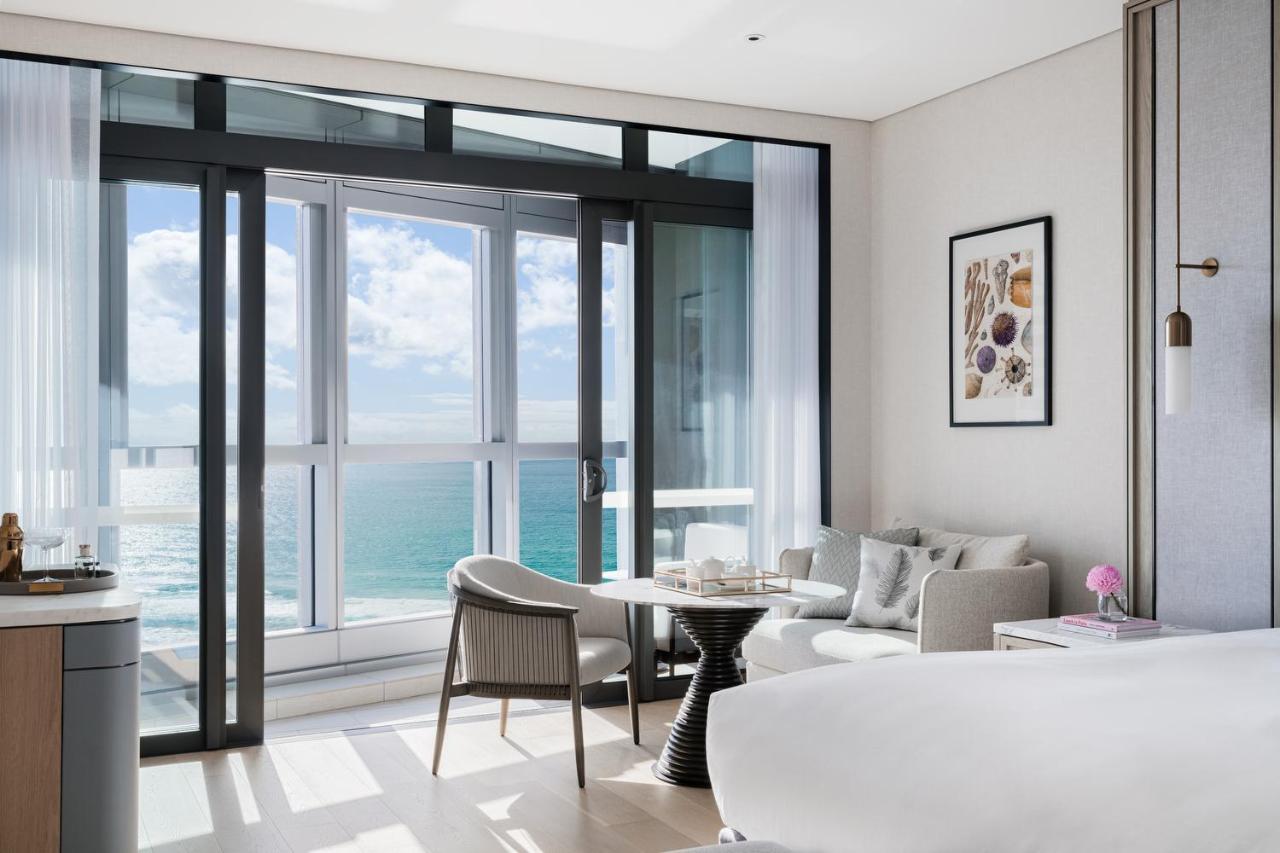 The Langham, Gold Coast And Jewel Residences Bagian luar foto A suite at the Ritz-Carlton, South Beach
