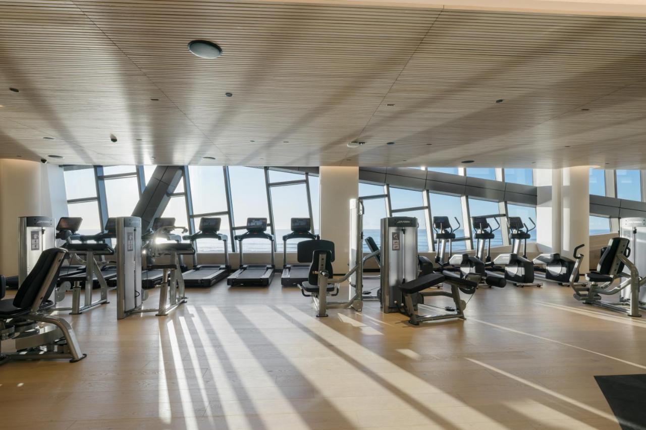 The Langham, Gold Coast And Jewel Residences Bagian luar foto The gym at the 100th floor