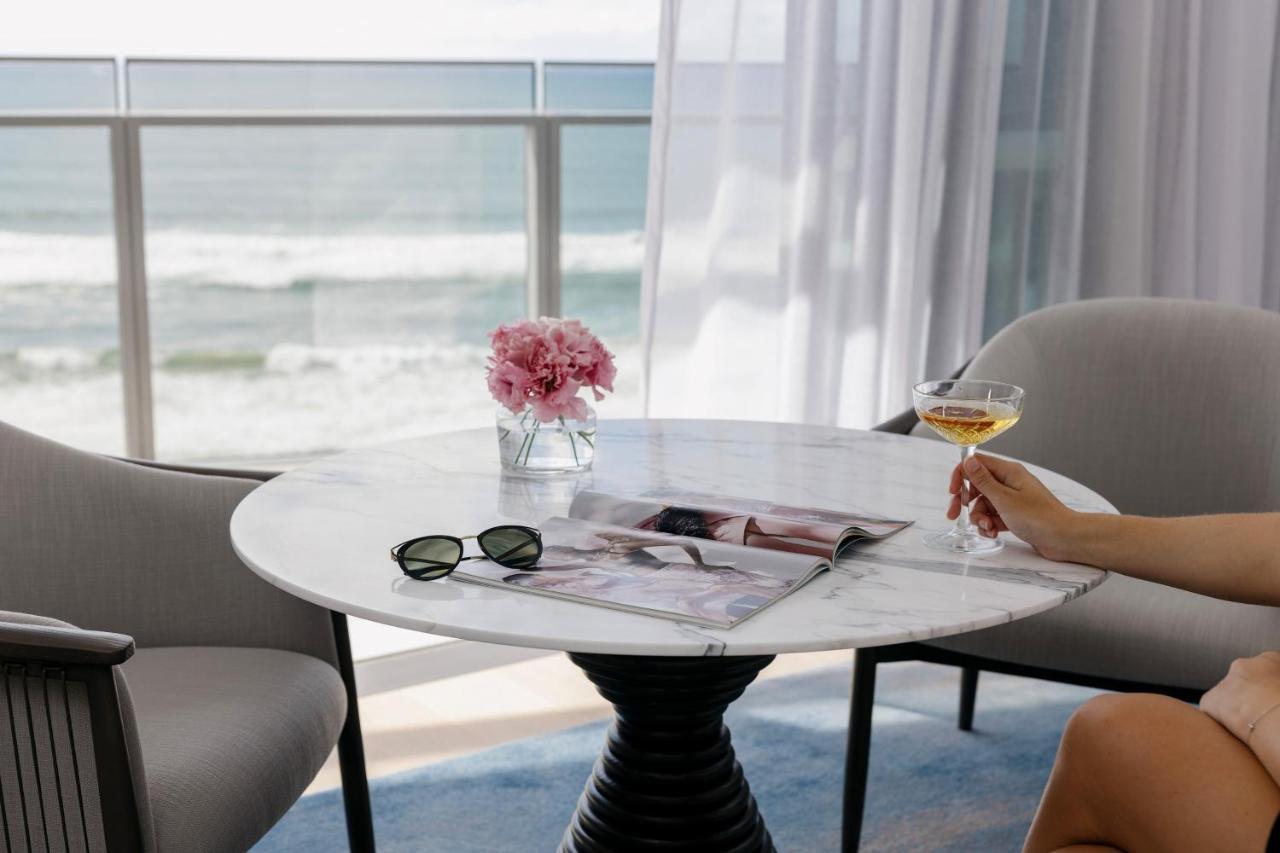 The Langham, Gold Coast And Jewel Residences Bagian luar foto A marble table