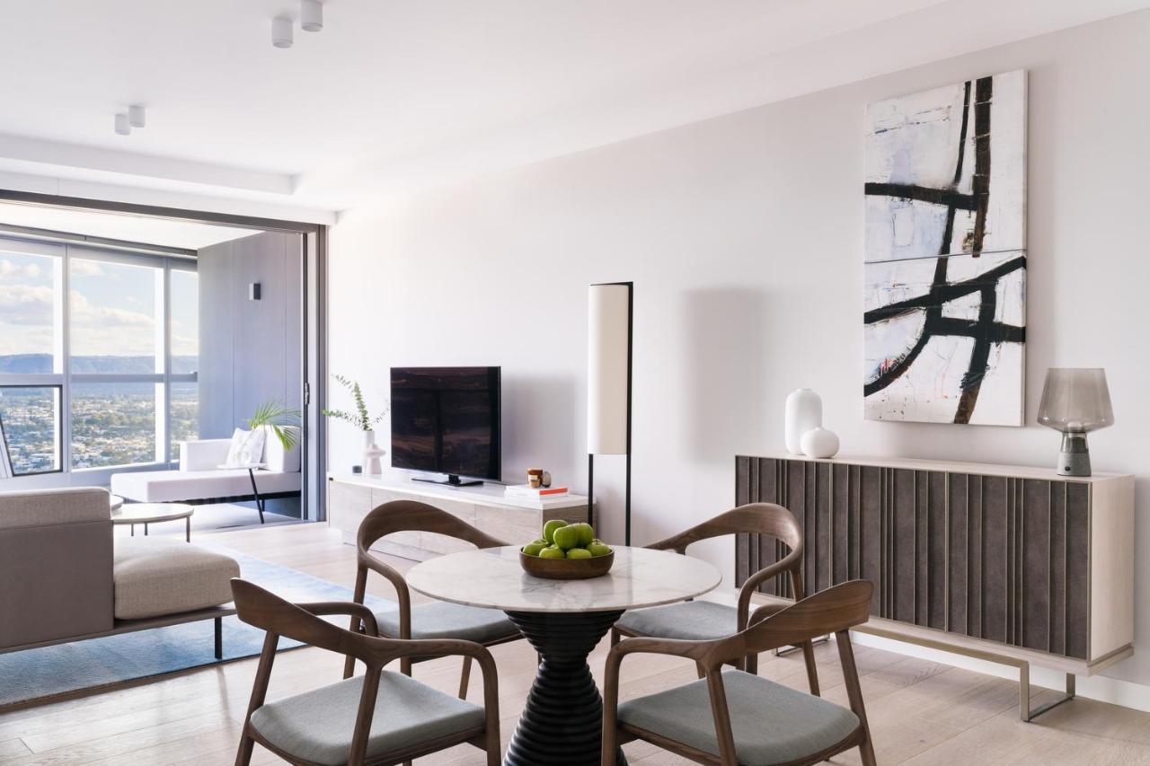 The Langham, Gold Coast And Jewel Residences Bagian luar foto A living room at The Ritz-Carlton, Downtown, Los Angeles