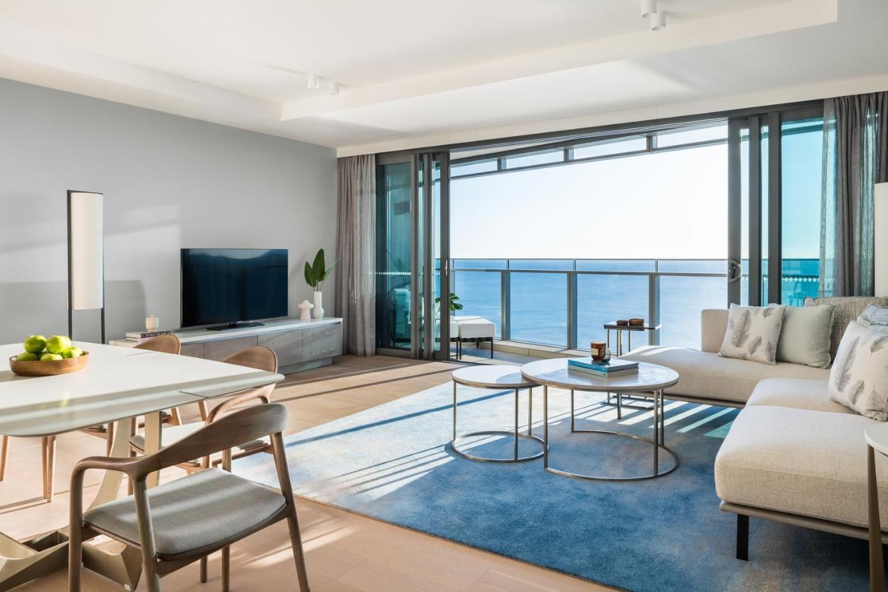 The Langham, Gold Coast And Jewel Residences Bagian luar foto A living room at the Ritz-Carlton, Maldives