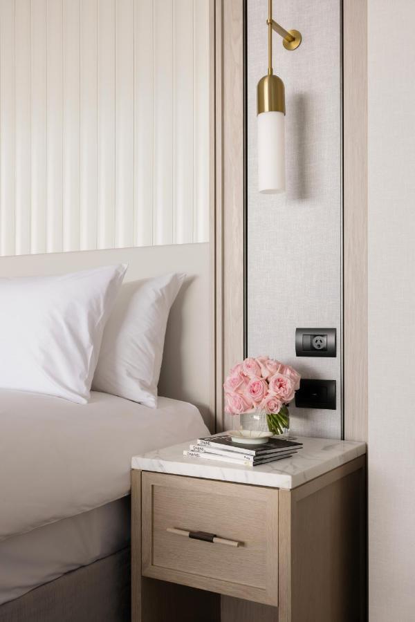 The Langham, Gold Coast And Jewel Residences Bagian luar foto A bedside table with a lamp, a telephone and a vase of flowers
