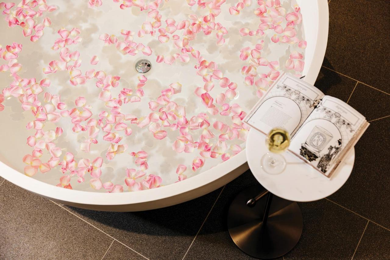 The Langham, Gold Coast And Jewel Residences Bagian luar foto A bathtub filled with rose petals